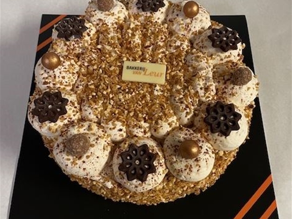 Hazelnoot schuimtaart  8 pers